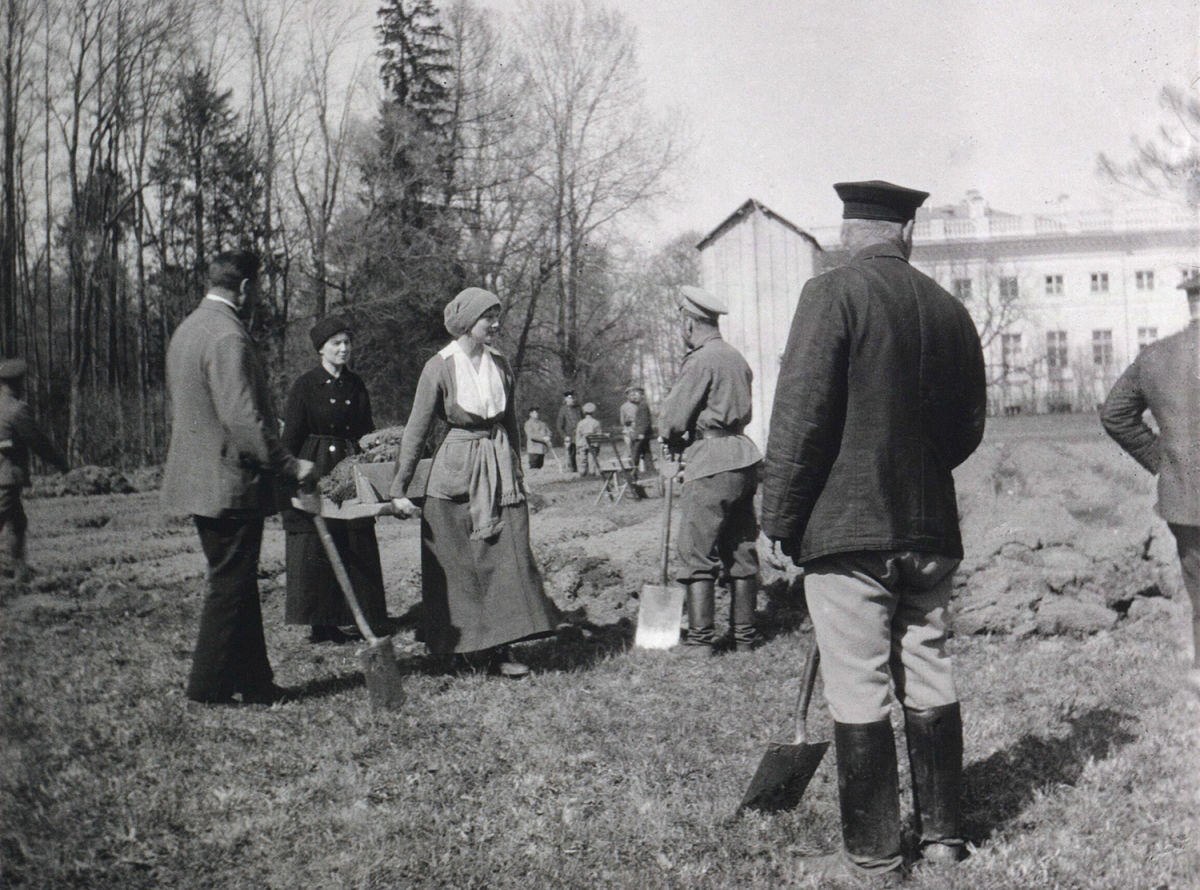 Царская семья во время ареста в Царском селе