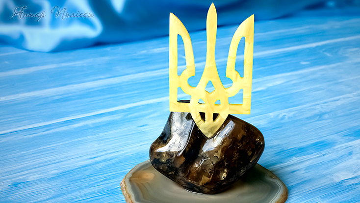 герб України з бурштину