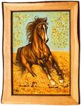 Бегущая лошадь изображена на картине из янтаря