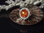 Перстень з бурштиновим кабошоном в сріблі «Саманта»