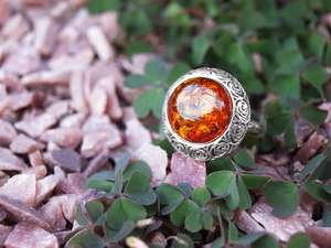Перстень з бурштином в срібній оправі «Яблуневий цвіт»