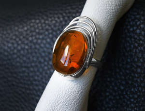 Серебряное кольцо с янтарем «Родос»