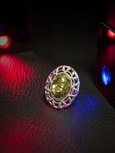 Срібний перстень з бурштиновим кабошоном «Світський вечір»