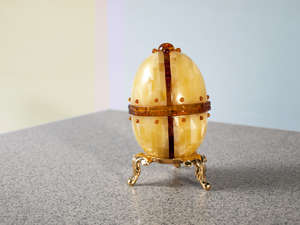 Сувенирное яйцо из янтарных пластин на подставке