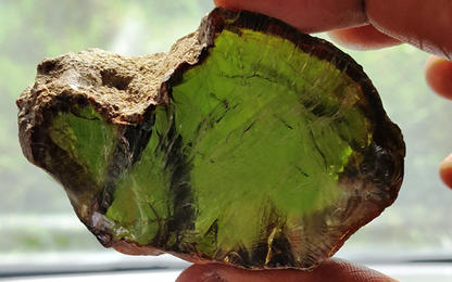 Чудесные оттенки, происхождение и особенности зелёного янтаря