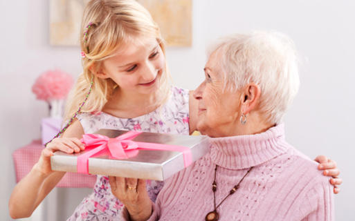 Выбираем сюрприз для самых близких, или что понравится вашей бабушке на день рождения?
