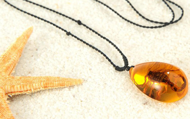 Якому знаку зодіаку підходить бурштин?