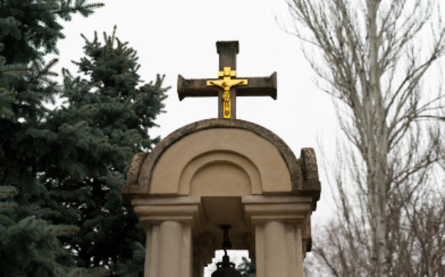 Чому Хрест називають Животворящим? Символіка і духовний зміст