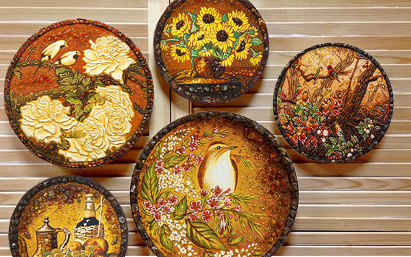 Декоративные тарелки, инкрустированные янтарем