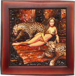 Девушка и леопард — картина из янтаря.