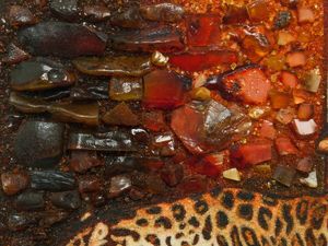 Девушка и леопард — картина из янтаря.