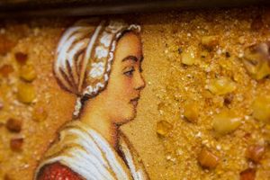 Картина из янтаря Горничная.