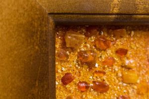 Картина из янтаря Горничная.