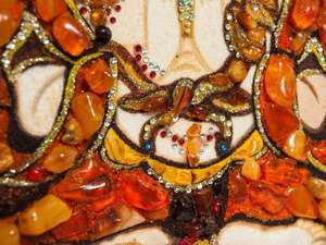 Панно с янтарем в сочетании с люрексом и камнями Swarovski «Четырехрукий Авалокитешвара»