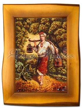 Картина из янтаря «Девушка с коромыслом» на сайте УкрБурштин.