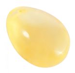 Янтарный полированный кулон в форме капли