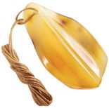 Кулон медового кольору з бурштину