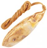 Янтарный шлифованный кулон удлиненной формы (лечебный)