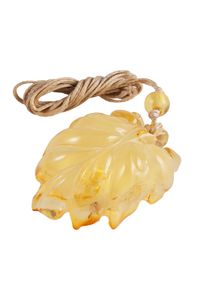 Янтарный кулон «Листочек»