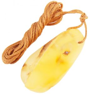 Шлифованный янтарный кулон (лечебный) с рельефной резьбой