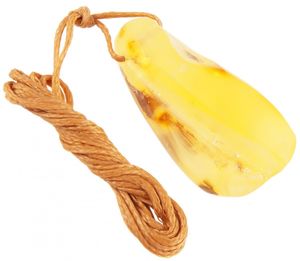 Шлифованный янтарный кулон (лечебный) с рельефной резьбой