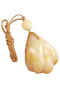 Кулон з полірованого бурштину з рельєфним різьбленням