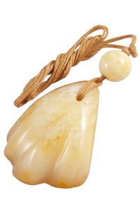 Кулон з полірованого бурштину з рельєфним різьбленням