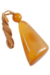 Янтарный кулон на воскованной нити