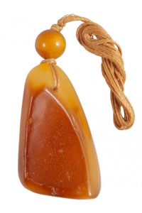 Янтарный кулон на воскованной нити