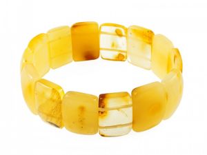 Браслет из фигурных янтарных камней