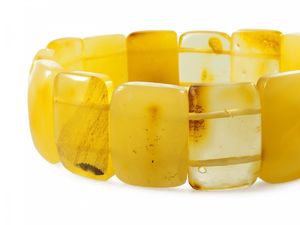 Браслет из фигурных янтарных камней