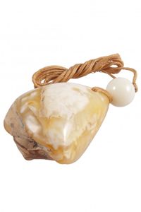 Янтарный камень-кулон на воскованной нити