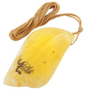 Фигурный янтарный кулон на жгуте