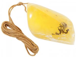 Фигурный янтарный кулон на жгуте