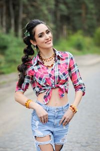 Янтарный браслет с декоративными элементами