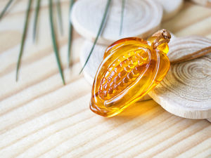 Резьбленный янтарный кулон «Кукуруза»