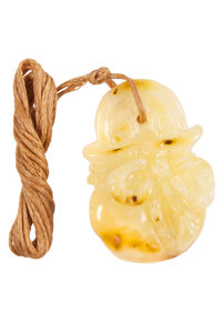 Резьбленный кулон из янтаря «Мешочек»