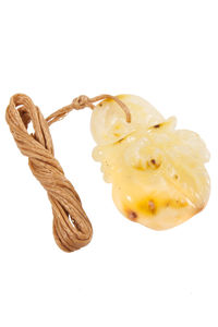 Резьбленный кулон из янтаря «Мешочек»