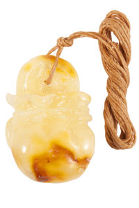 Резьбленный кулон из янтаря «Мешочек»