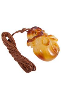 Кулон резьбленный из янтаря «Мешочек»