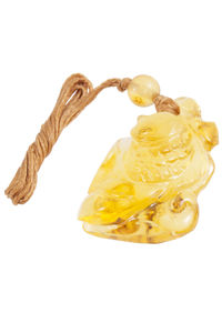 Резьбленный янтарный кулон «Рыбка»