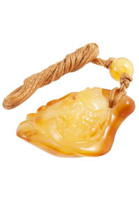 Кулон резьбленный из янтаря «Рыбка»