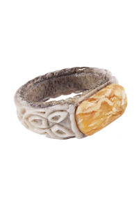 Перстень з рогу оленя і бурштину