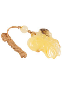 Кулон резьбленный из янтаря «Листок»