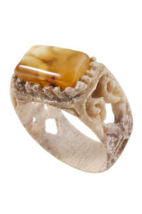 Перстень з рогу оленя і бурштину