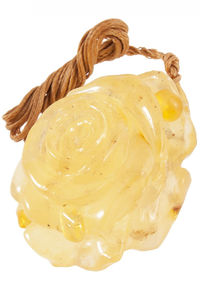 Кулон из янтаря «Роза с росой»