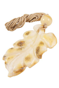 Янтарный кулон «Листочек»