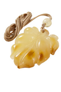 Кулон резьбленный из янтаря «Листочек»