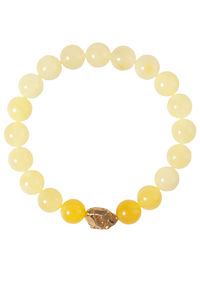 Браслет из светлых шариков и вставкой