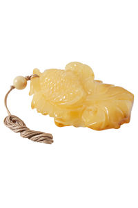 Кулон резьбленный из янтаря «Рыбка»